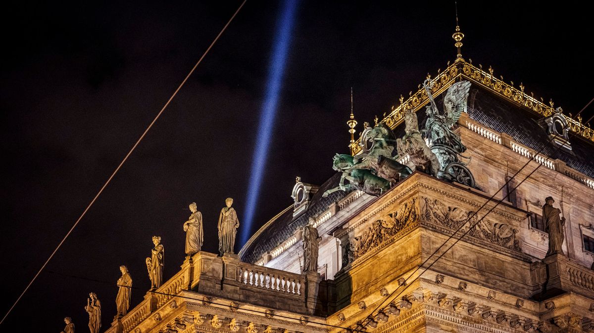 Fotky: V Česku se rozsvítily majáky kultury, vyslaly světelné sloupy k nebi